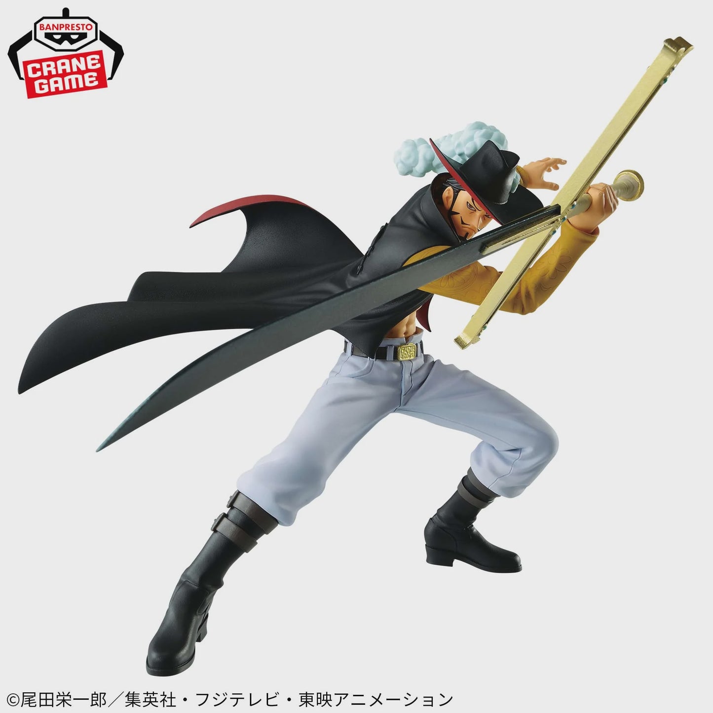 A figurine of Dracule Mihawk from the anime One Piece, depicting the character in a战斗 pose with a sword.